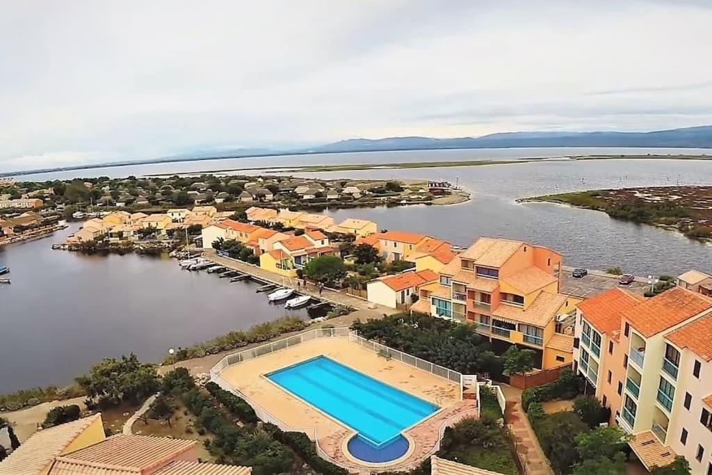 - une vue aérienne sur un complexe avec une masse d'eau dans l'établissement Les Barcarelles résidence entre montagne et mer, au Barcarès