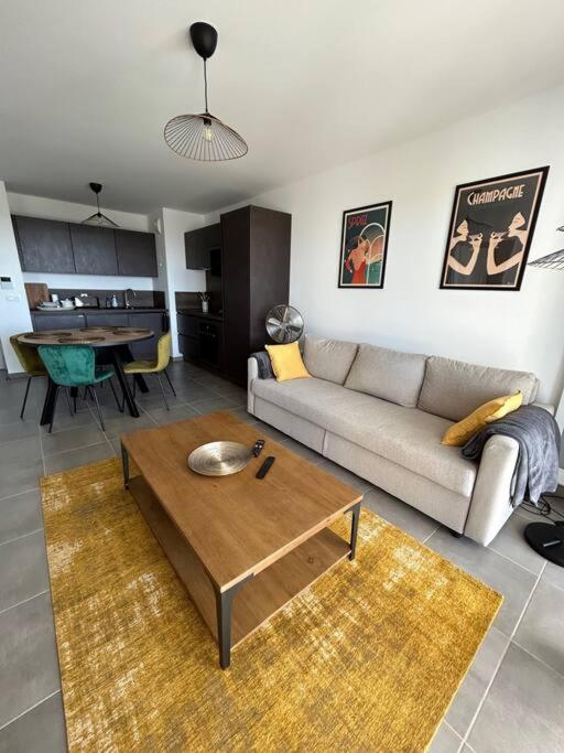 un salon avec un canapé et une table dans l'établissement Roses Marine 205, à Grasse