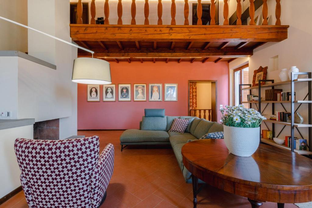 Riccimballa Luxury House في إمبرونيتا: غرفة معيشة مع أريكة وطاولة