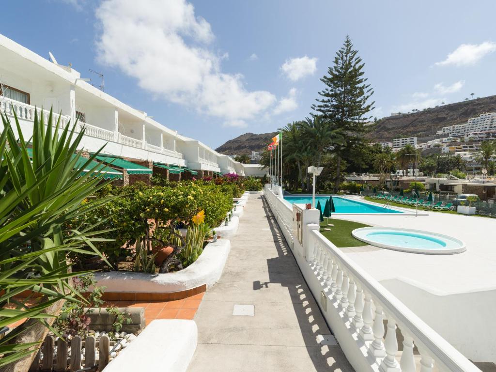 - Vistas a la piscina de un complejo en Bungalows Caribe, en Puerto Rico de Gran Canaria