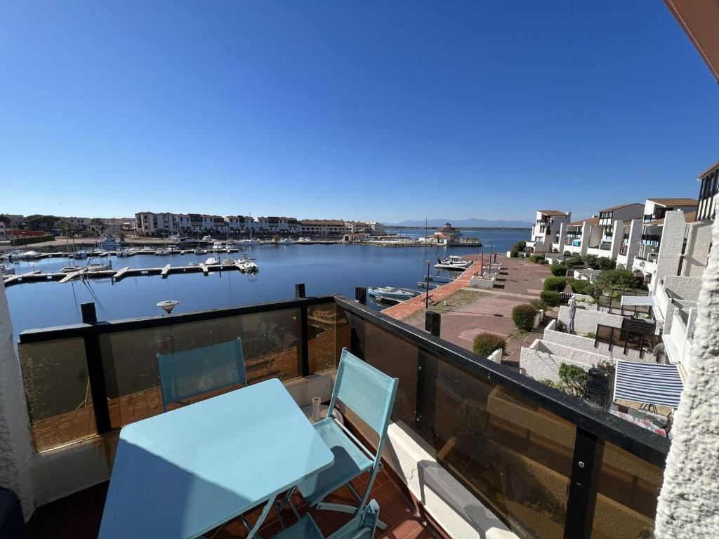 balcone con tavolo e vista sul porto di Appartement Le Barcarès, 3 pièces, 6 personnes - FR-1-431-171 a Le Barcarès