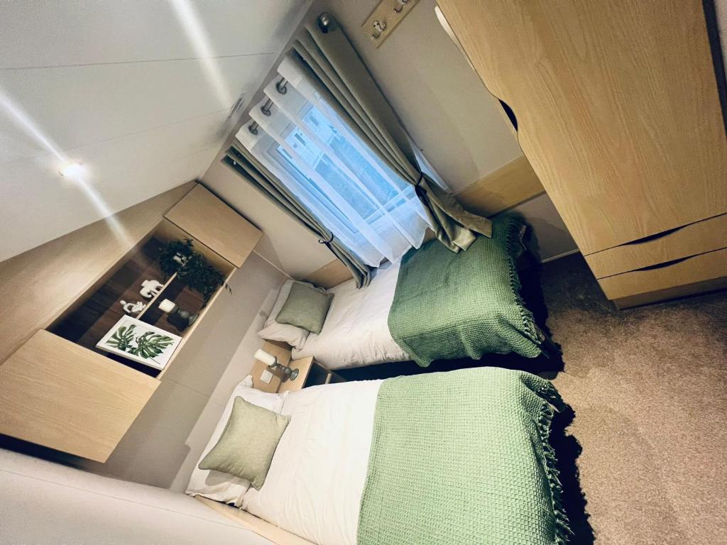 Letto o letti in una camera di "Black Pearl "- 2 Bed, 6 Berth Caravan