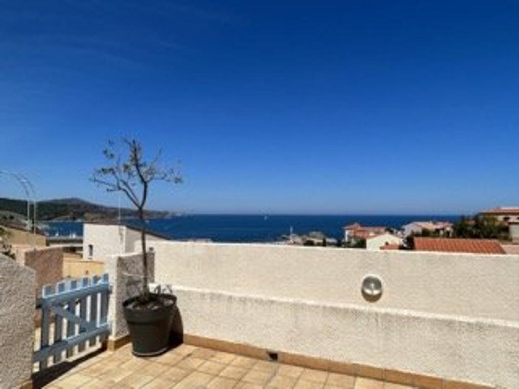 une vue sur l'océan depuis le balcon d'une maison dans l'établissement Appartement 2 pièces avec terrasse et parking à Banyuls-sur-Mer - FR-1-225C-96, à Banyuls-sur-Mer