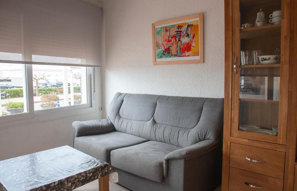 un soggiorno con un divano e un tavolo di Ca la Estrella I l'Estartit a L'Estartit