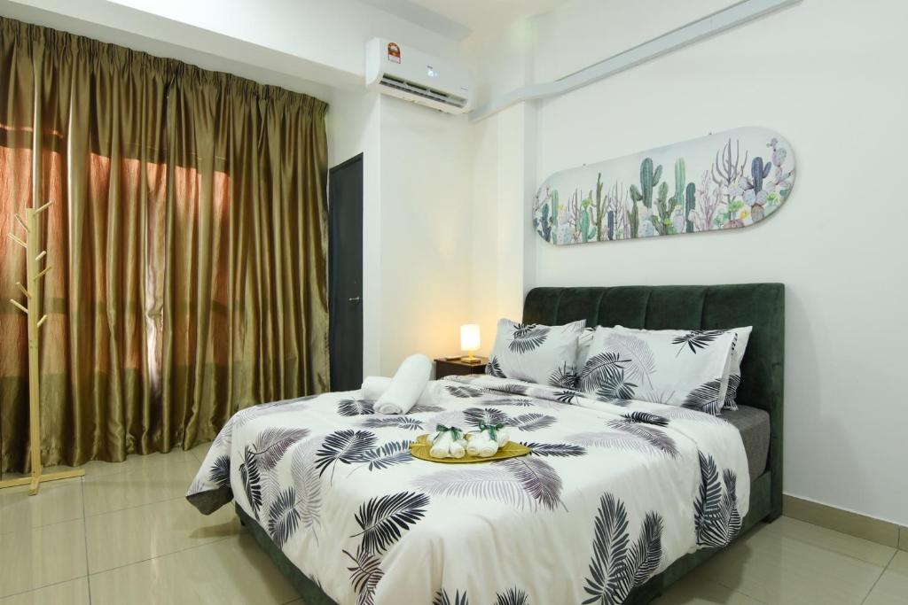 Mount Austin Midori Green 10 Pax Free Wi-Fi 500Mbps Netflix في جوهور باهرو: غرفة نوم مع سرير مع طبق من الطعام عليه