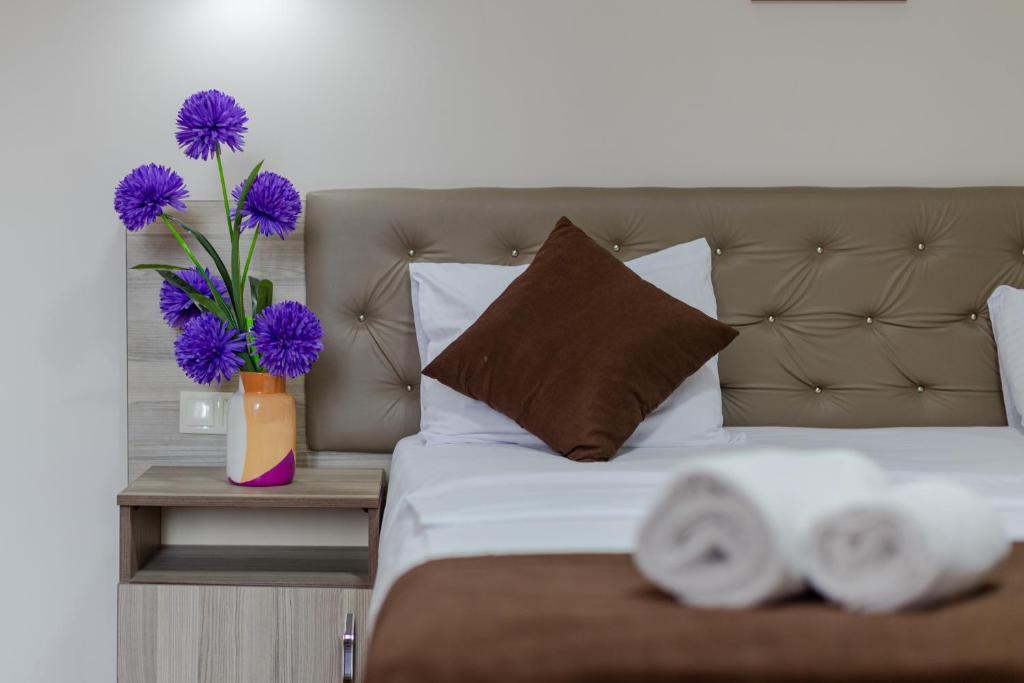 Postel nebo postele na pokoji v ubytování Daisi Sunset Hotel