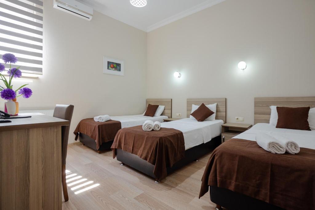 Postel nebo postele na pokoji v ubytování Daisi Sunset Hotel