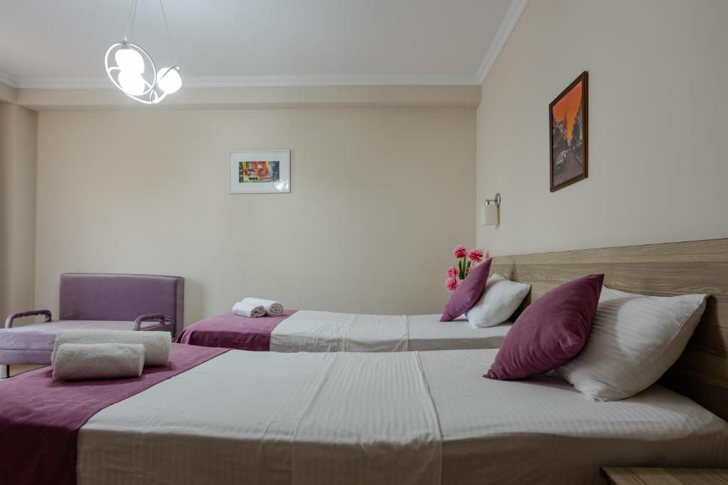Postel nebo postele na pokoji v ubytování Daisi Sunset Hotel