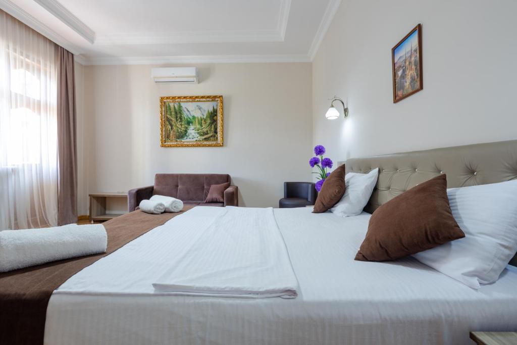 Postel nebo postele na pokoji v ubytování Daisi Sunset Hotel
