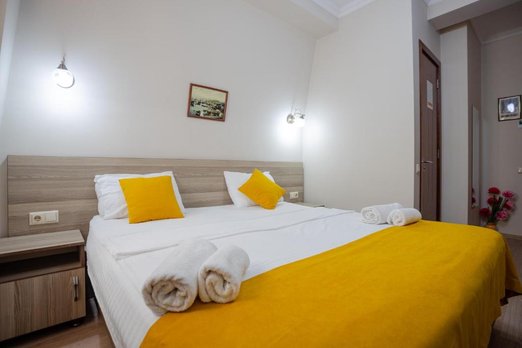 Postel nebo postele na pokoji v ubytování Daisi Sunset Hotel