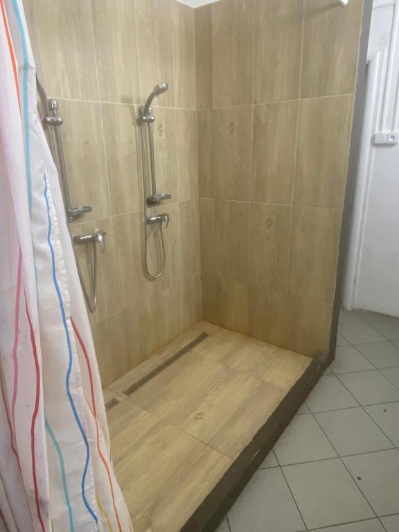 um chuveiro na casa de banho com piso em madeira em Klamovka Hostel em Praga