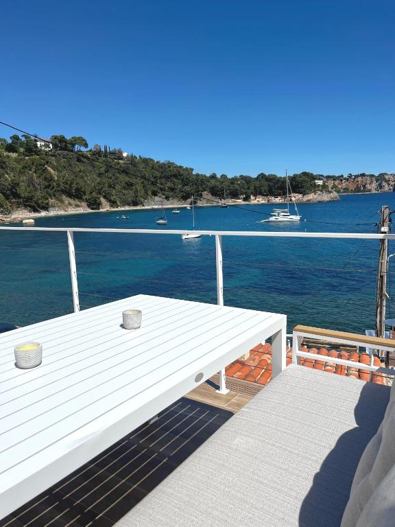 un banc blanc assis sur le pont d'un bateau dans l'établissement Un petit coin de paradis, à Toulon