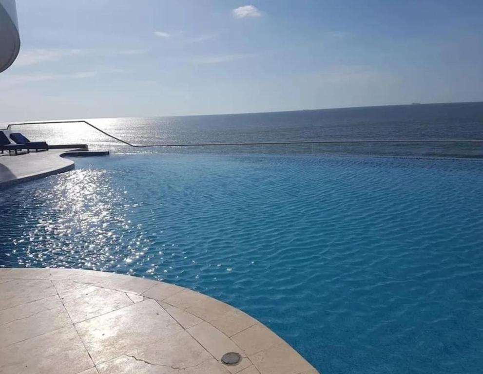 een zwembad met uitzicht op de oceaan bij Palmetto Eliptic Cartagena Vista de frente al mar in Cartagena