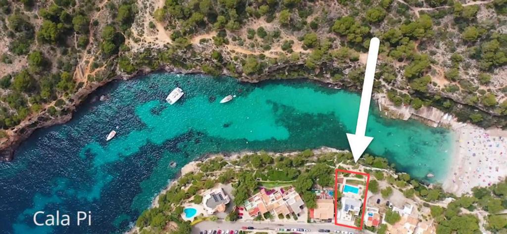 uma vista aérea de uma baía com barcos na água em * THE CRYSTAL BAY * Luxury bay and see view Villa em Cala Pi
