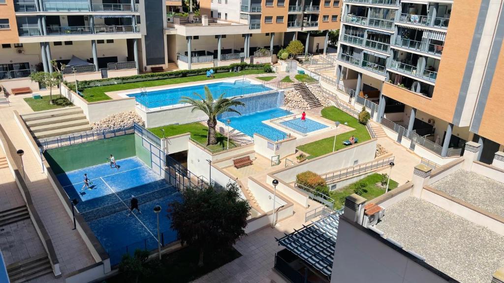 Apartamento con terraza Edificio Tamarindo en Cala de Finestrat veya yakınında bir havuz manzarası