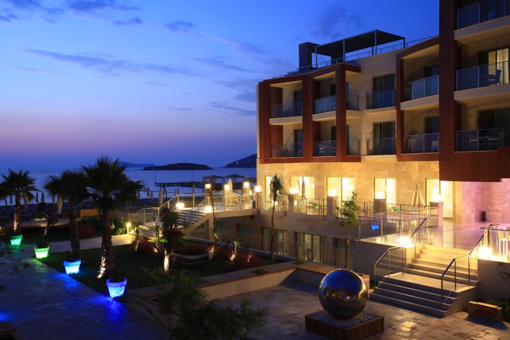 a view of a building at night at Sundance Suites Hotel in Turgutreis