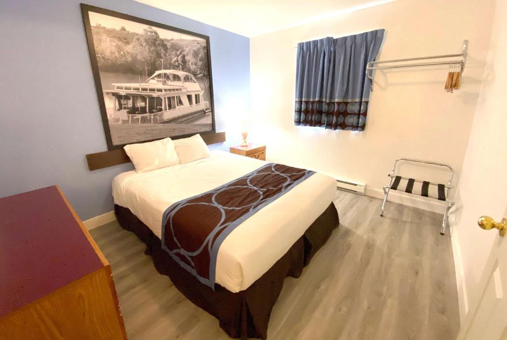 Postel nebo postele na pokoji v ubytování Super 8 by Wyndham Sicamous