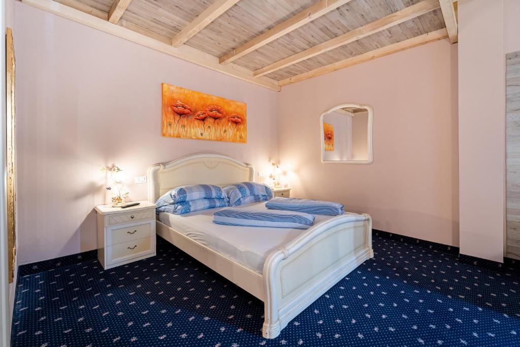 Postel nebo postele na pokoji v ubytování Borgo dei Poeti Romantik Hotel