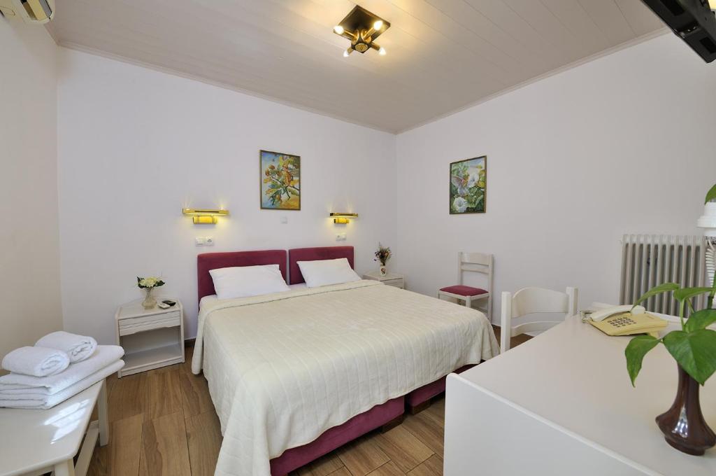 Posteľ alebo postele v izbe v ubytovaní Dryades & Orion Hotel