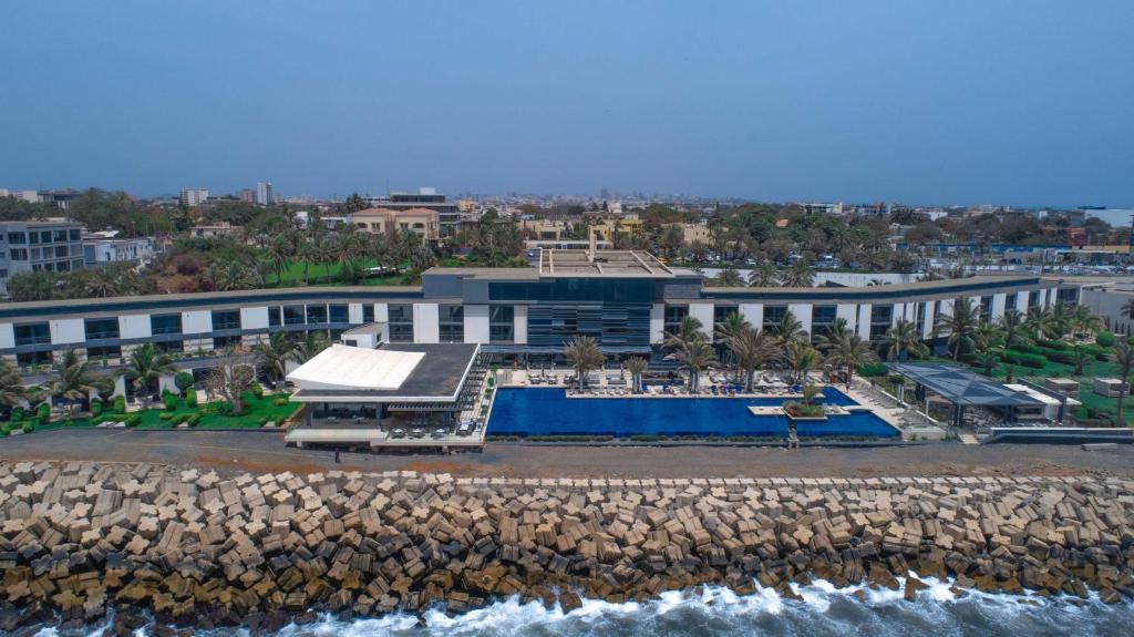 una vista aérea de un complejo cerca del agua en Radisson Blu Hotel, Dakar Sea Plaza en Dakar