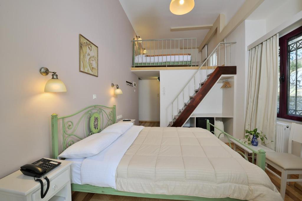 Posteľ alebo postele v izbe v ubytovaní Dryades & Orion Hotel