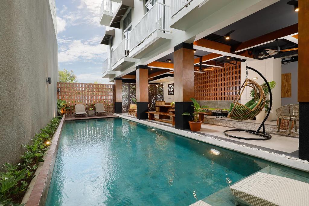 een zwembad in het midden van een huis bij Sarang Comfort in Canggu