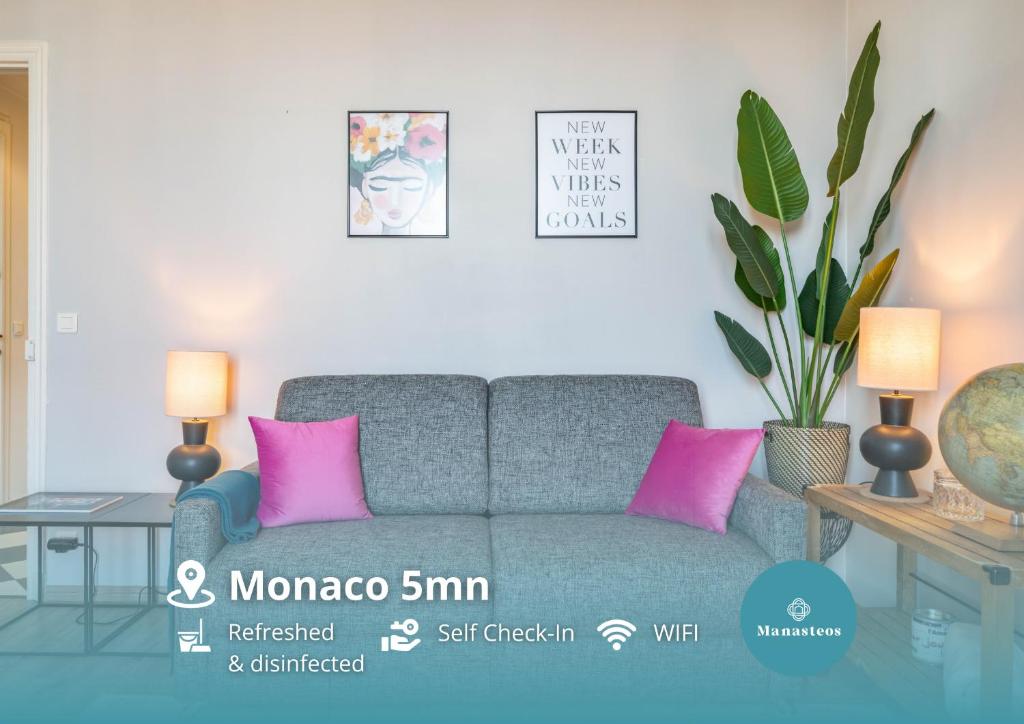 - un salon avec un canapé et des oreillers roses dans l'établissement Frontière Monaco, Centre-Ville, Balconnet Vue Mer, à Beausoleil
