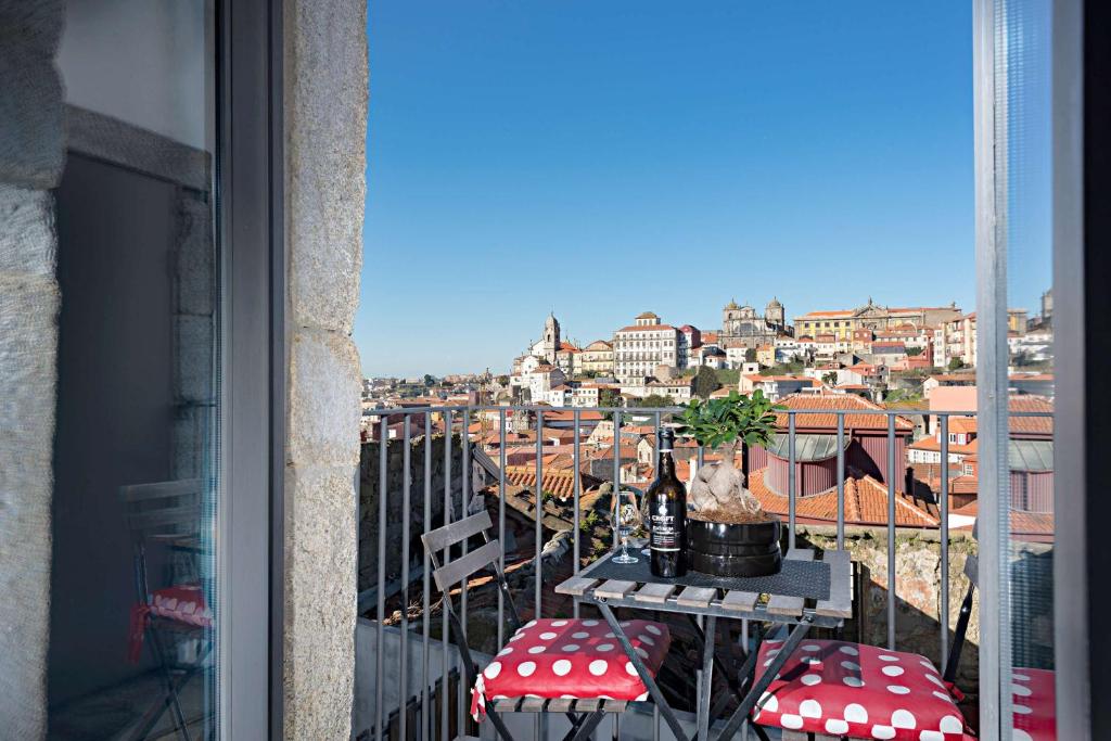 balcón con mesa y vistas a la ciudad en oldcity design apartments, en Oporto