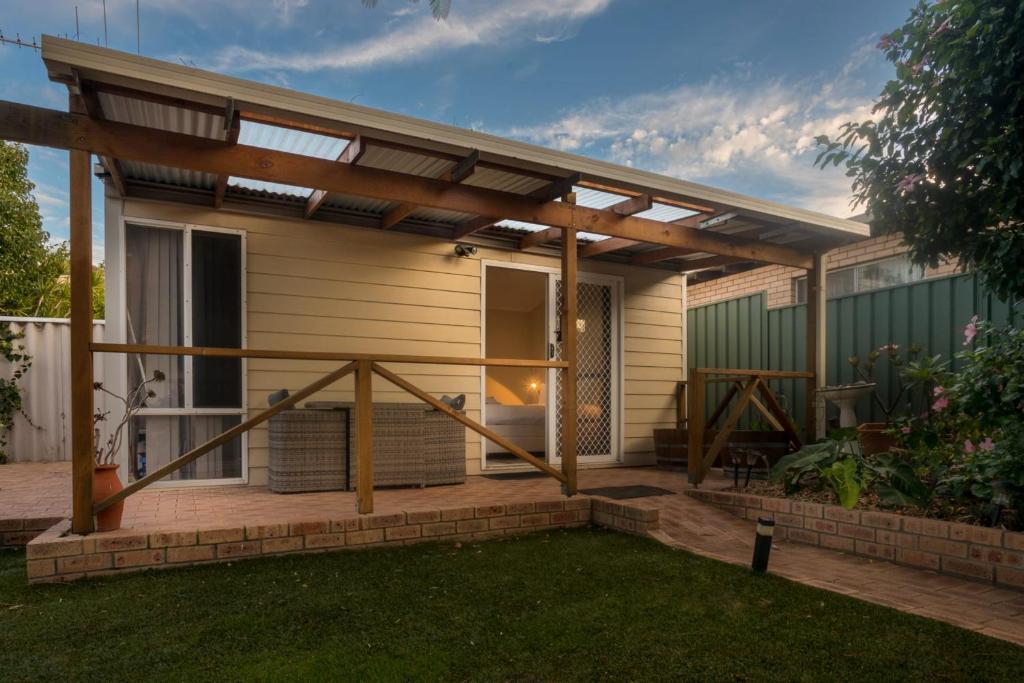 una pérgola sobre el patio de una casa en Studio Granny Flat in Melville with Patio en Perth