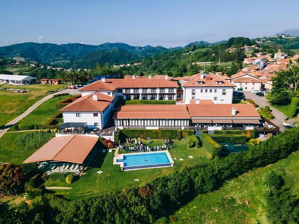 Nespecifikovaný výhled na hory nebo výhled na hory při pohledu z hotelu