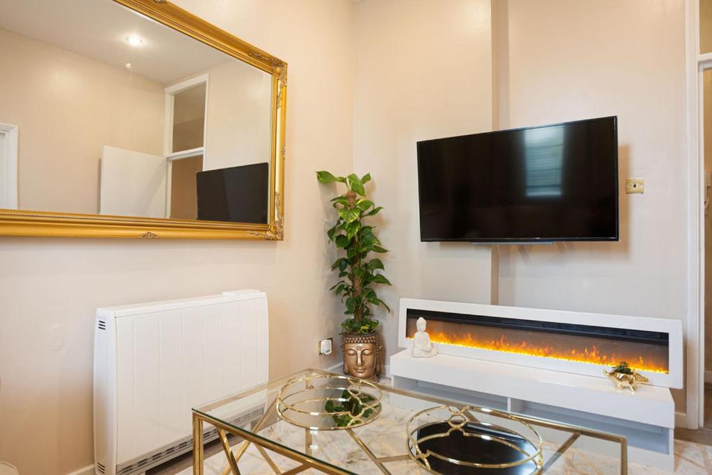 ブライトン＆ホーブにあるBeautifully Decorated & Central 2bed Apartment (C)のリビングルーム(テレビ、ガラスのテーブル付)