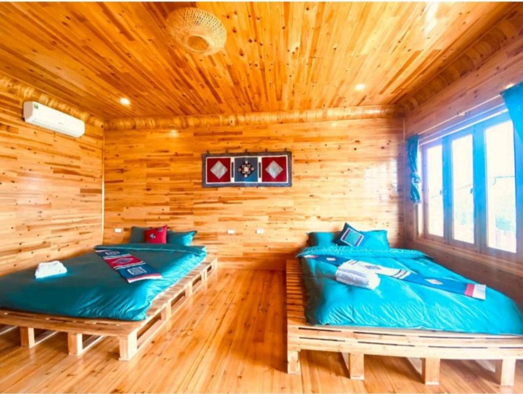Postel nebo postele na pokoji v ubytování Hmong Wooden Home