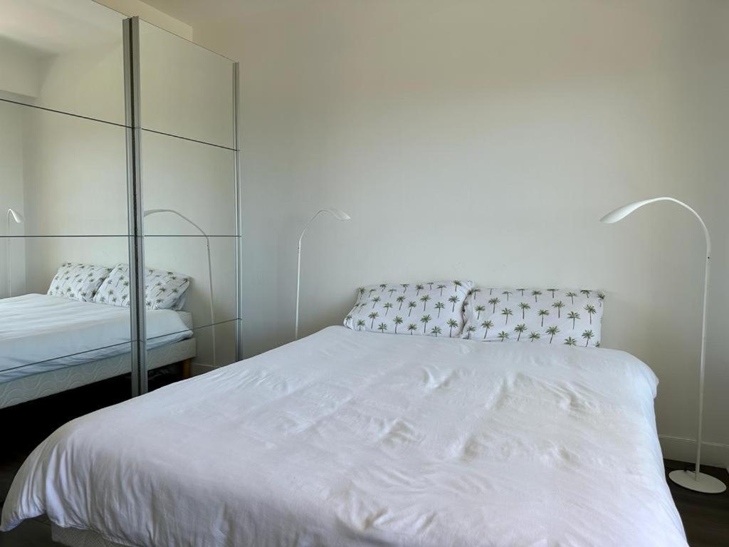 Un ou plusieurs lits dans un hébergement de l'établissement Bel appartement avec vue mer