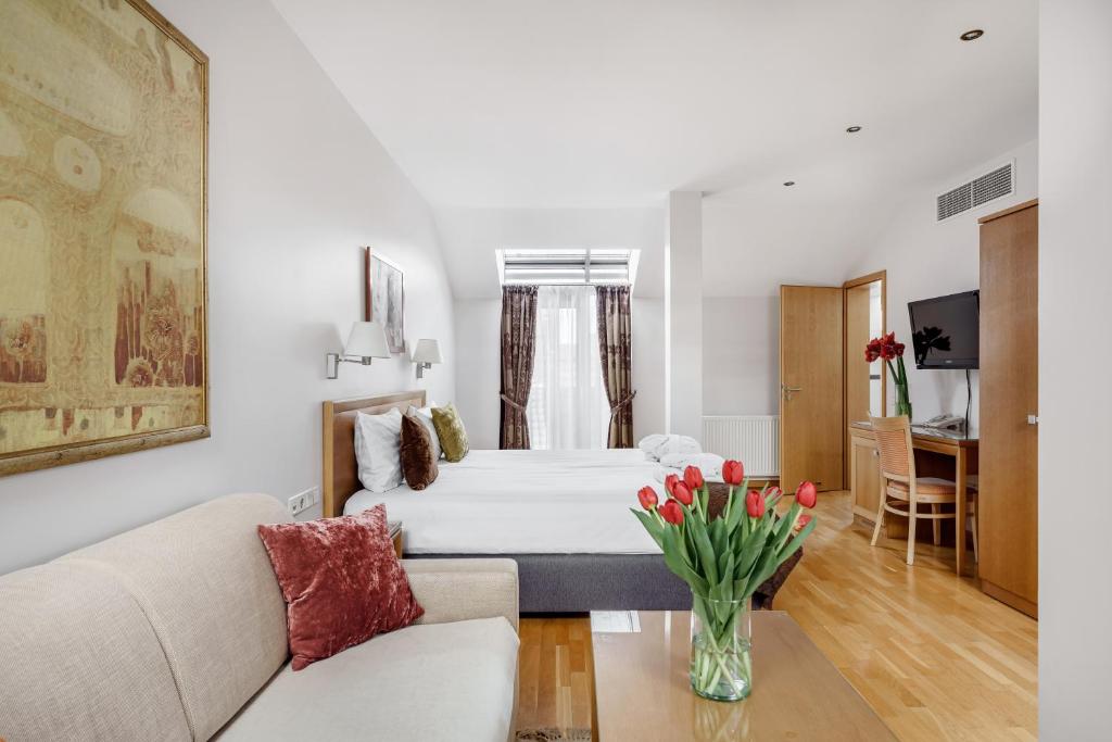 Postel nebo postele na pokoji v ubytování Euterpe Hotel