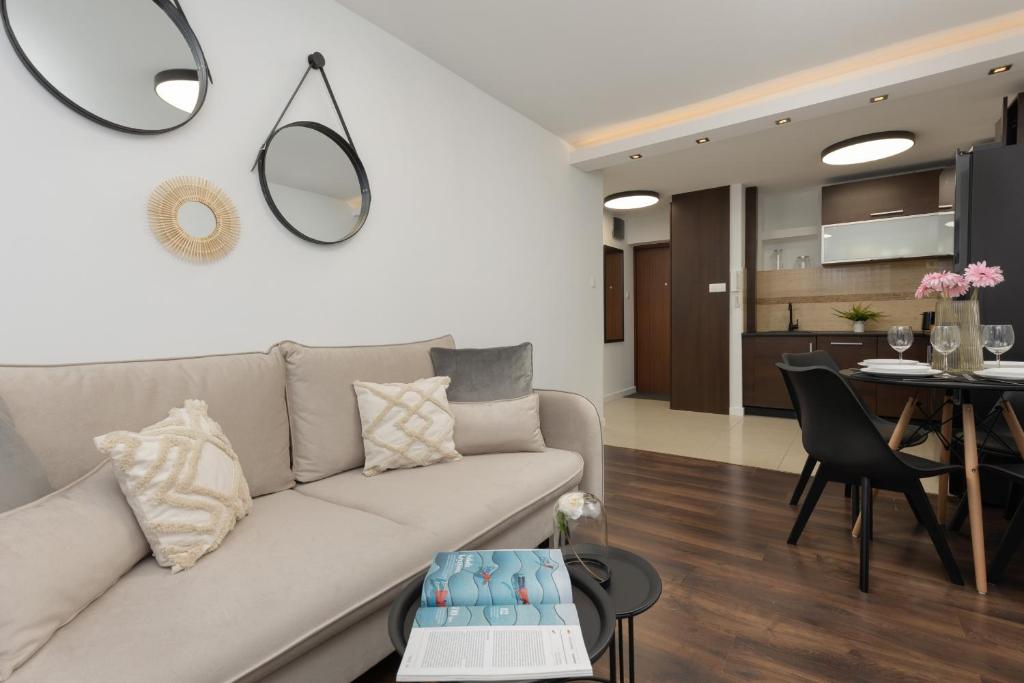 Posedenie v ubytovaní Family Apartment near PGE Narodowy by Noclegi Renters