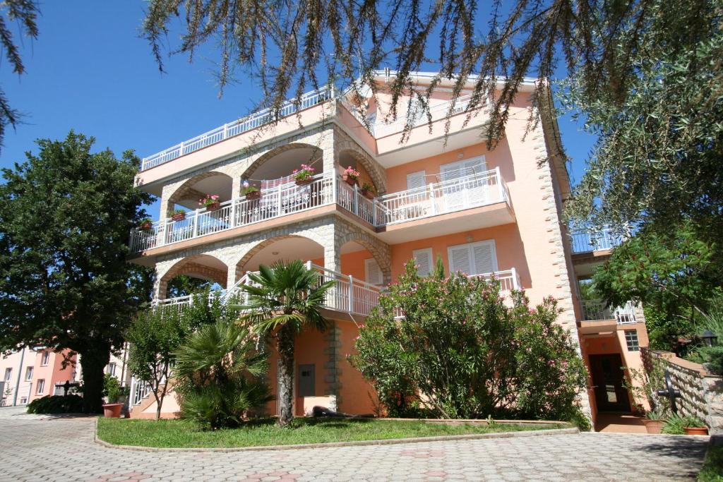 Budova, v ktorej sa apartmán nachádza