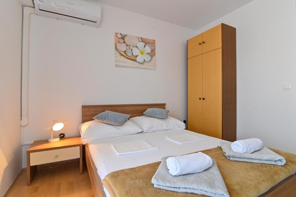 Postel nebo postele na pokoji v ubytování Rooms & Apartments Jadranka