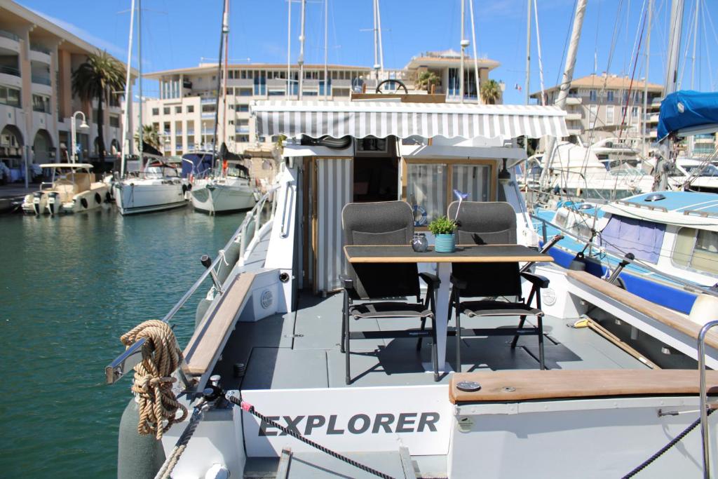 Nuits Insolites Bateau à quai Port Fréjus l