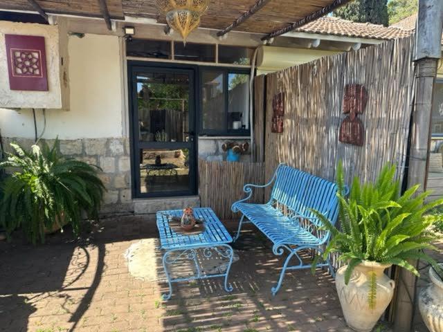 Patio nebo venkovní prostory v ubytování בית האבן העתיק מ-1885 עם מגונית פרטית בחצר