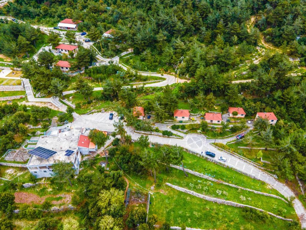 una vista aérea de un parque con casas y árboles en Graneroverde Resort en Al Qbayyāt