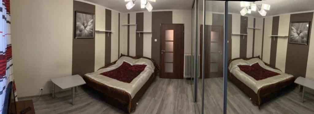 een woonkamer met 2 banken in een kamer bij Apartament Księże Małe in Wrocław