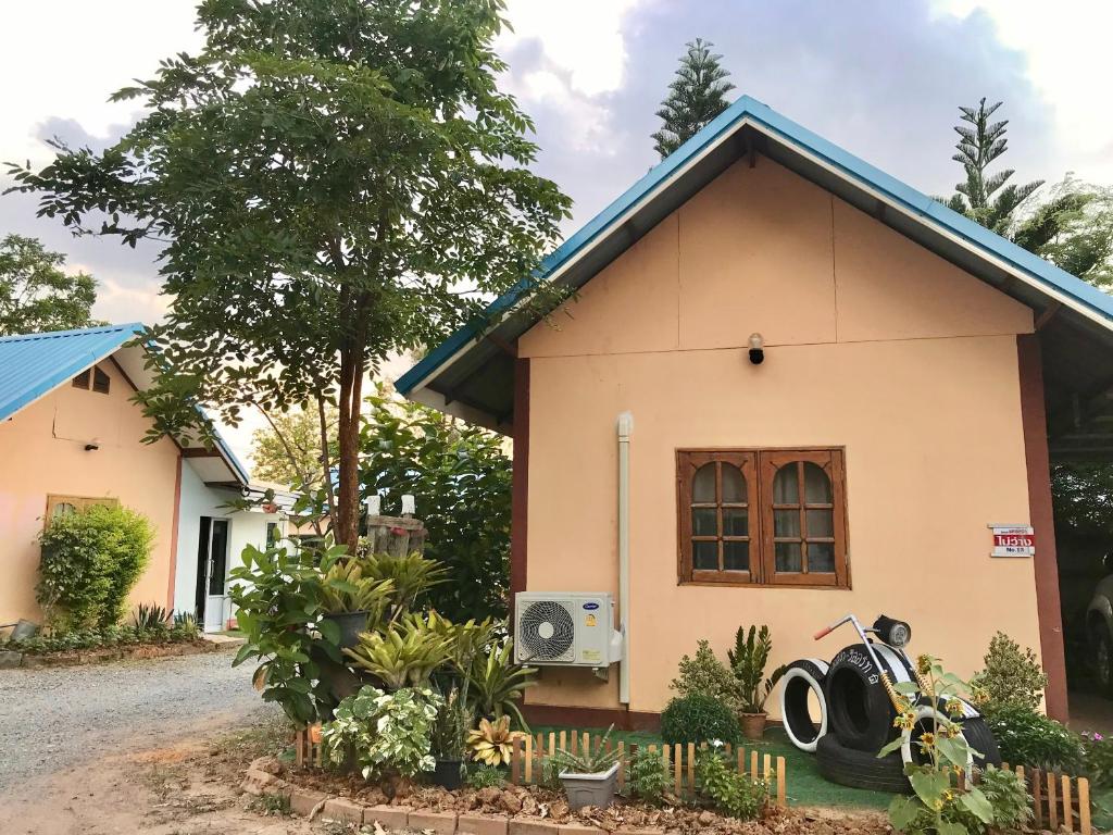 a small house with a blue roof at แสงสง่ารีสอร์ท Saeng Sa-Nga Resort 