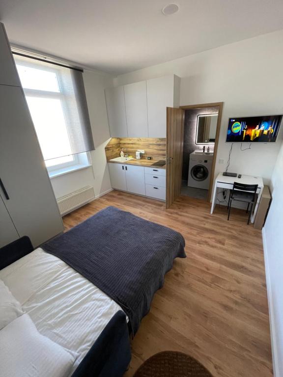 een slaapkamer met een bed en een wastafel bij Airport Apartment 29 Self Check-In Free parking in Vilnius