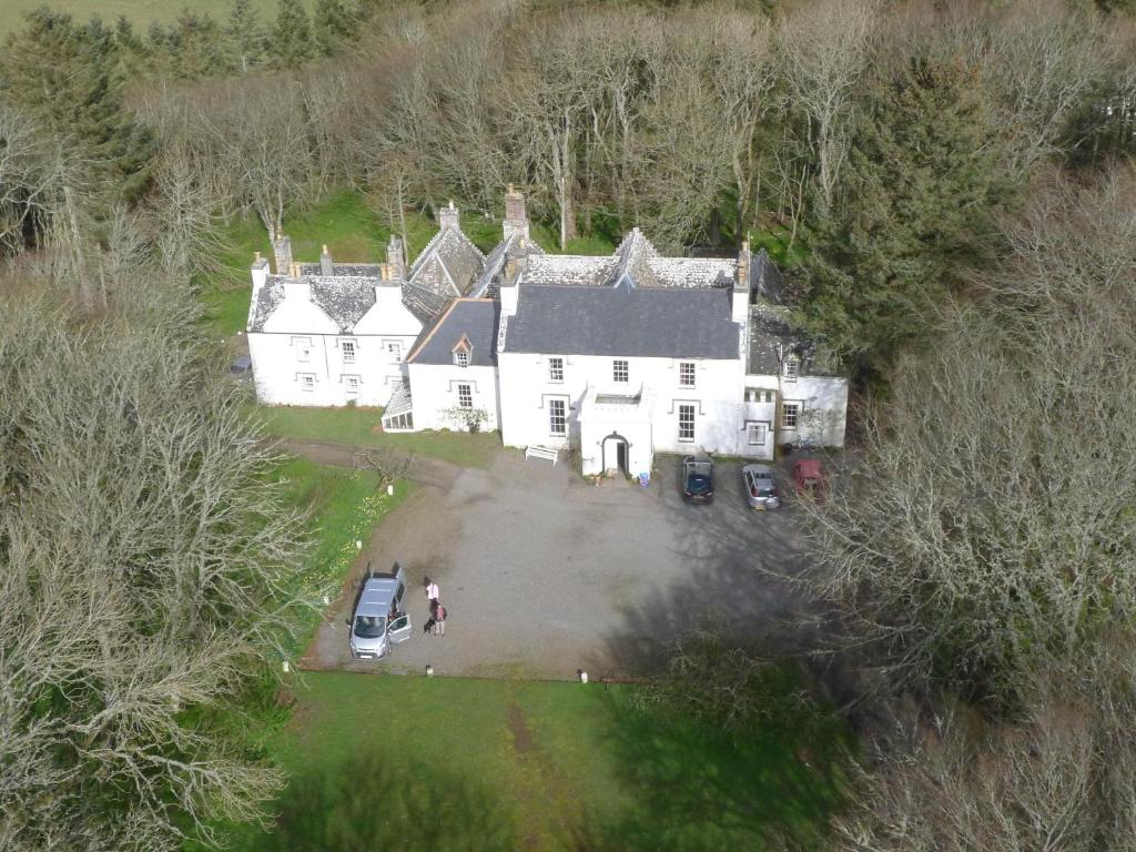 - une vue aérienne sur une grande maison blanche dans l'établissement Thrumster House, à Wick
