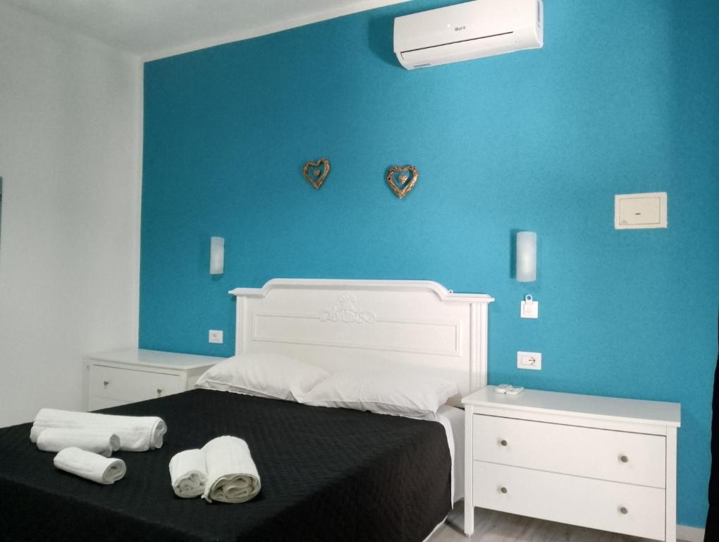 sypialnia z łóżkiem z dwoma ręcznikami w obiekcie CHARMING HIDEAWAY Self check-in - Accesso autonomo w mieście Alghero
