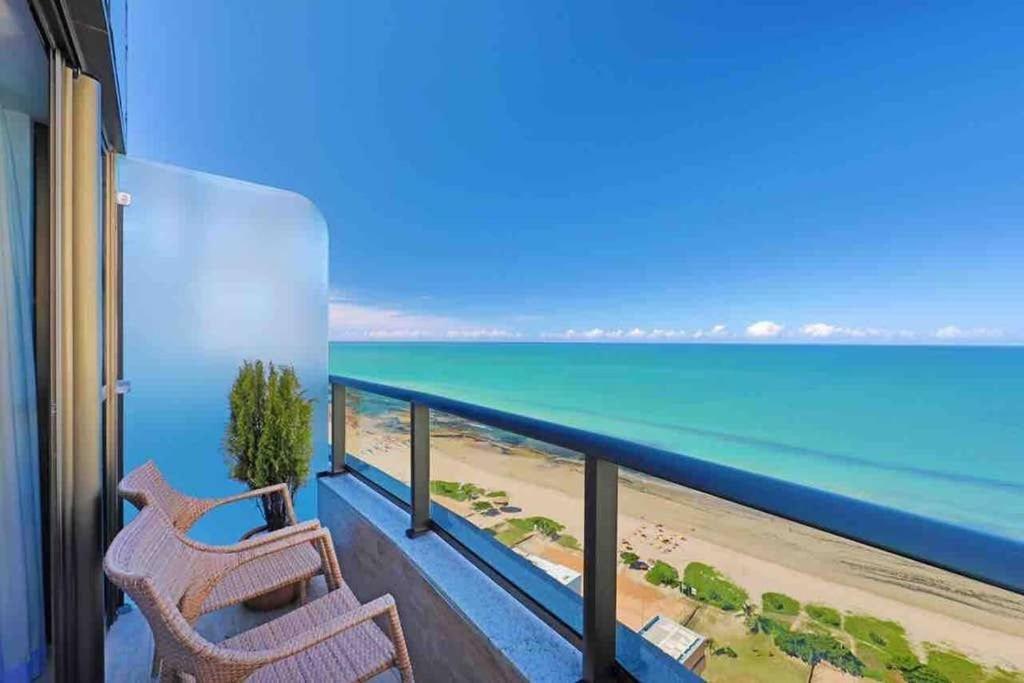 d'un balcon avec deux chaises et une vue sur la plage. dans l'établissement HY Apartments & Hotels, à Récife