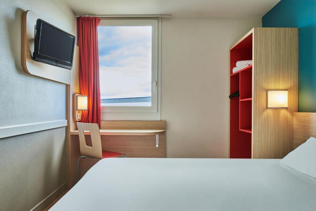 Una cama o camas en una habitación de Kyriad Direct Mont De Marsan - St Avit