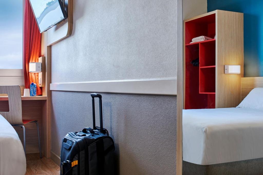 Una cama o camas en una habitación de Kyriad Direct Mont De Marsan - St Avit
