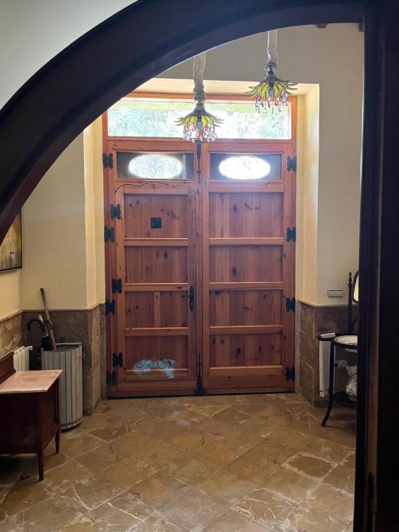 une arche menant à une grande porte en bois dans l'établissement EL POBLET DE ATALAYAS, à Alicante