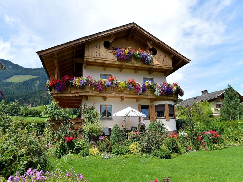 een huis met bloemen erop bij Ferienwohnung Marianne in Söll